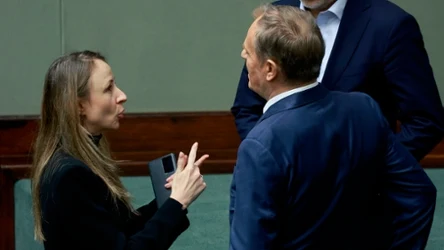 Minister pracy Agnieszka Dziemianowicz-Bąk i premier Donald Tusk w Sejmie