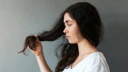 Suche, łamliwe i zniszczone włosy to częsty problem zimą. Dowiedz się, jak je przed tym uchronić. 