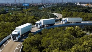 Jeden kierowca i pięć ciężarówek. Takie rzeczy tylko w Chinach