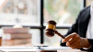 Prawnik oparł apelacje o orzeczenia i raport, jakie wskazała mu AI. Wszystkie okazały się fałszywe. Zdjęcie ilustracyjne