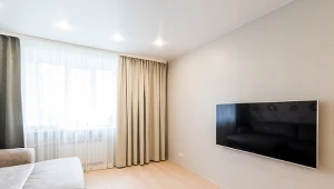 To najgorsze miejsce na telewizor. Psuje jakość obrazu i męczy oczy