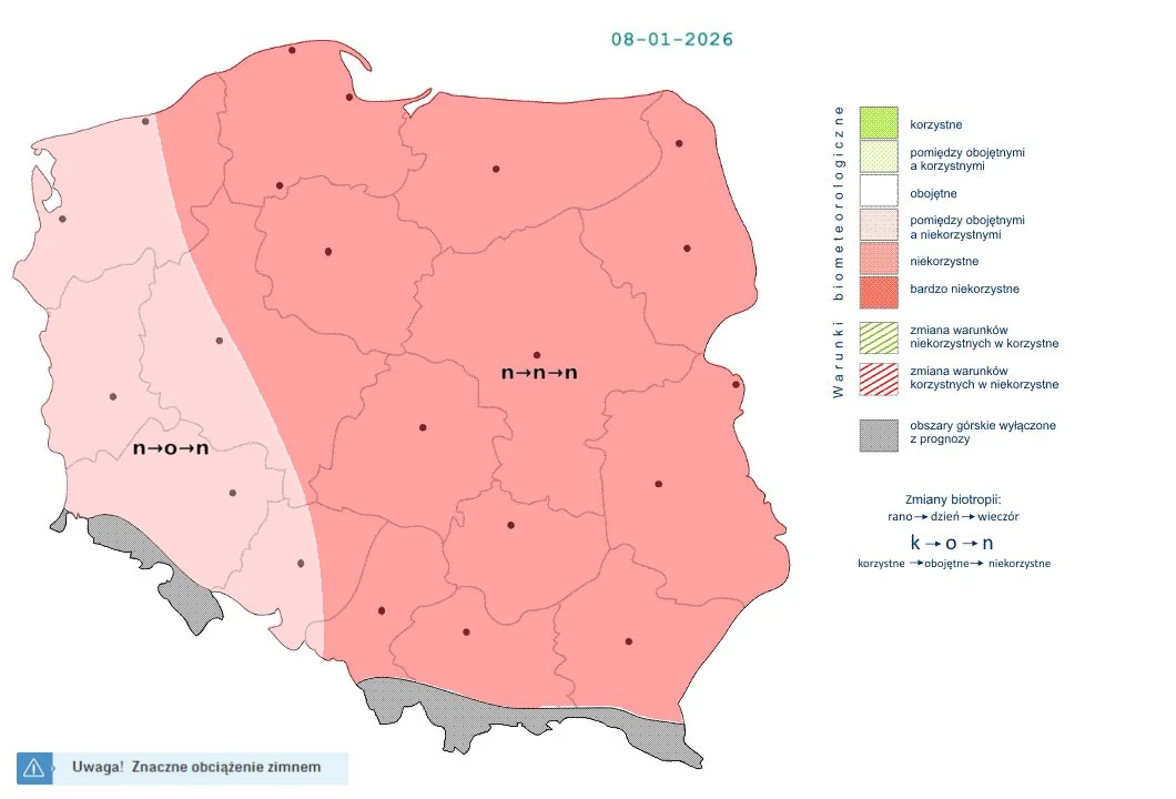 Mapa Polski prezentująca prognozę warunków biometeorologicznych na dzień 08-01-2026. Teren kraju podzielony jest na strefy w różnych odcieniach, większość Polski oznaczona na różowo sugeruje niekorzystne bądź obojętne warunki biometeorologiczne. Po lew...