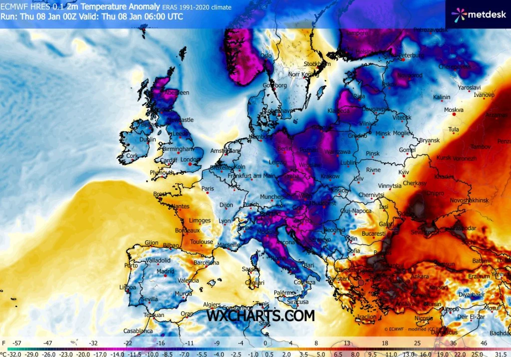 Kolorowa mapa Europy pokazująca anomalię temperatury względem lat 1991-2020, z zaznaczonymi krajami i miastami oraz skalą barw od niebieskiego do czerwonego, ilustrująca różnice temperatur w różnych regionach kontynentu.
