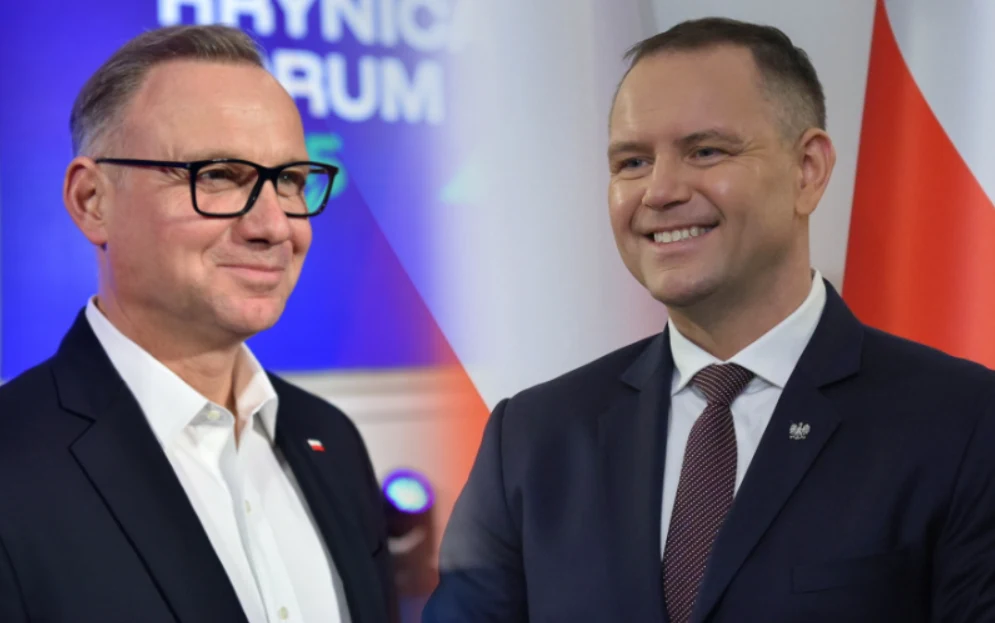 Andrzej Duda o Karolu Nawrockim: Czasem dzwoni Dwóch mężczyzn w garniturach stoi na tle flagi Polski i elementów graficznych forum. Obaj uśmiechnięci, jeden z nich nosi okulary. Panuje oficjalna, pozytywna atmosfera.