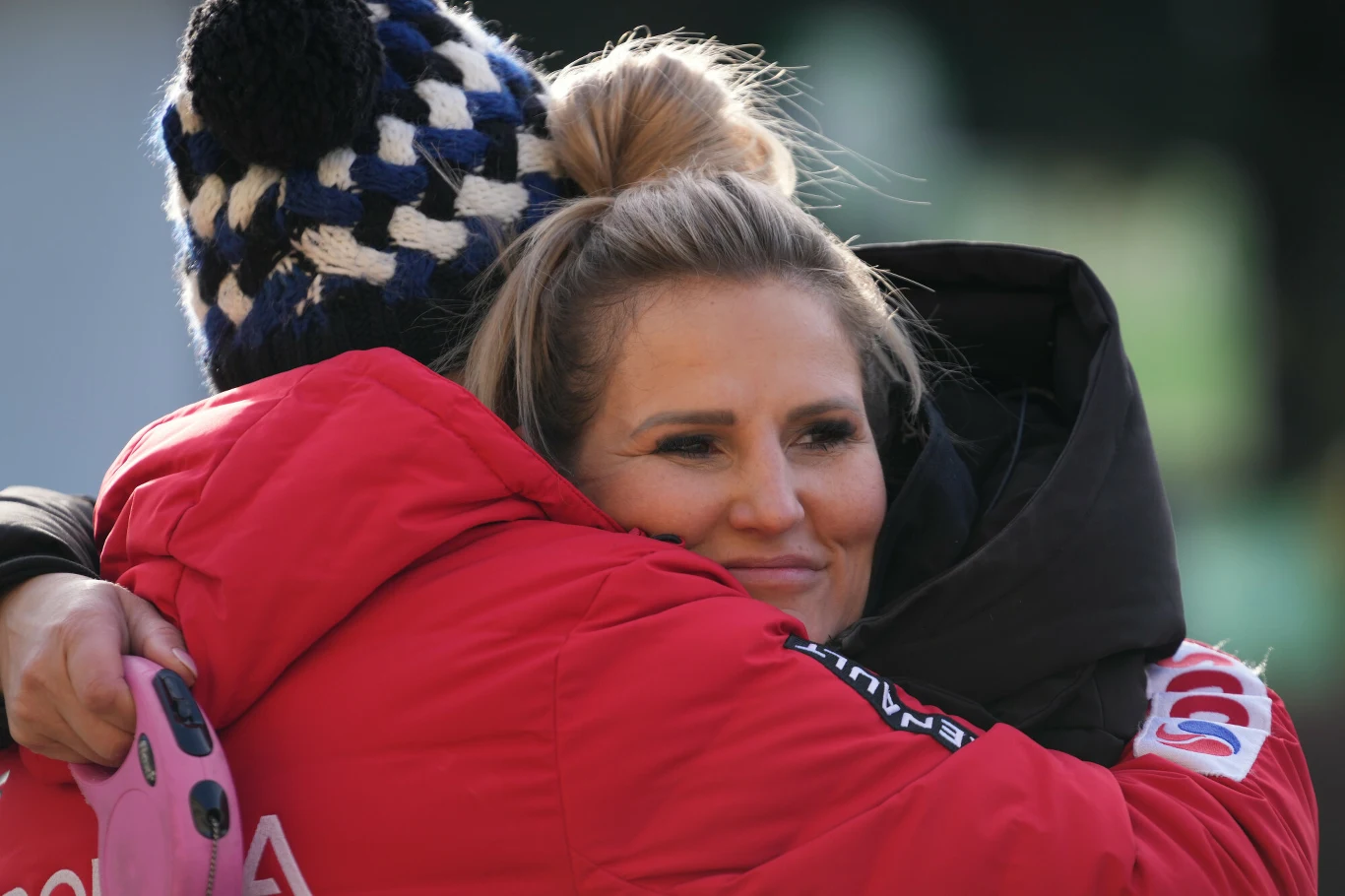 Dominika Tajner z tatą, 2021 rok Dwie osoby obejmujące się, jedna z nich uśmiechnięta, ubrana w ciepłą kurtkę, druga ma na sobie czapkę z czarno-białym wzorem.