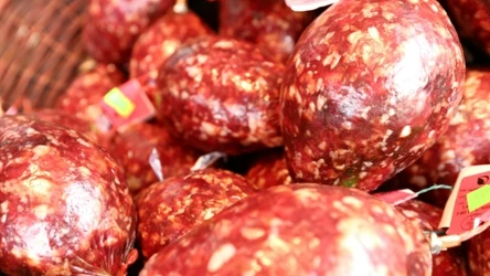 Kindziuki wywodzą się z Litwy, ale są także uznawane za tradycyjną wędlinę Podlasia (zwłaszcza Suwalszczyzny)