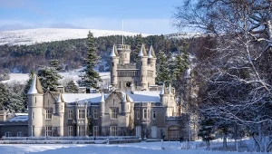 Niezwykła królewska rezydencja zachwyca także zimą. Można ją zwiedzać