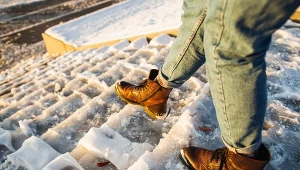 Śliskie buty przestaną być problemem. Awaryjny patent znajdziesz w apteczce 