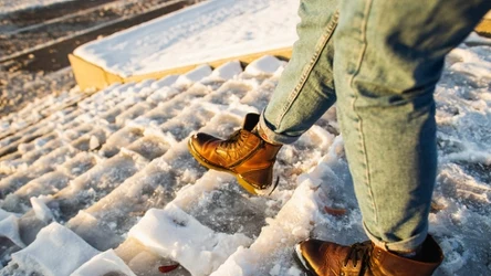 Co zrobić, żeby buty nie były śliskie? Trik, który przyda się w awaryjnych sytuacjach