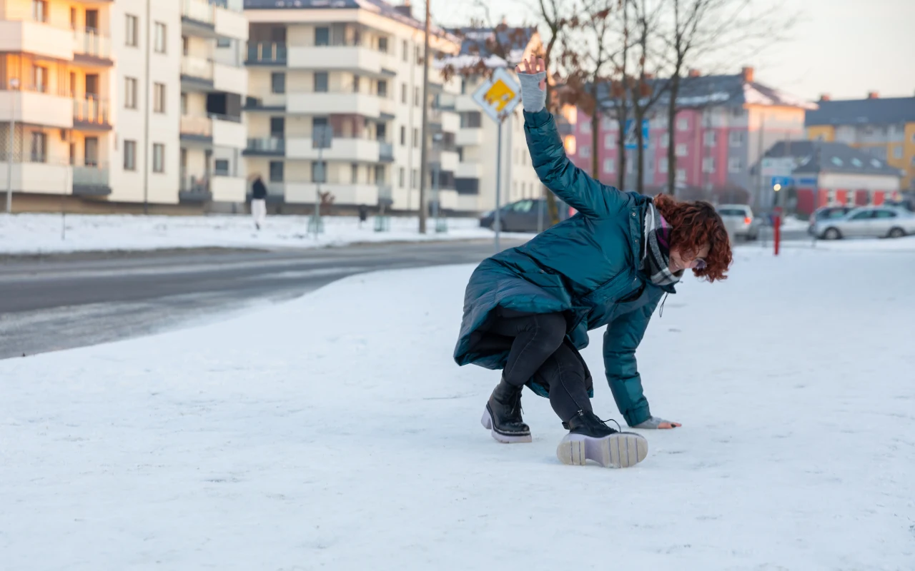 Buty bez odpowiedniej przyczepności zwiększają ryzyko niebezpiecznych upadków zimową porą