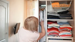 Jak pozbyć się zapachu stęchlizny z szafy?