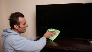 Ekran telewizora najlepiej czyścić  „na mokro” raz na 2-4 tygodnie.
