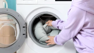 Podczas prania kurtki puchowej nie używaj płynu do zmiękczania tkanin.