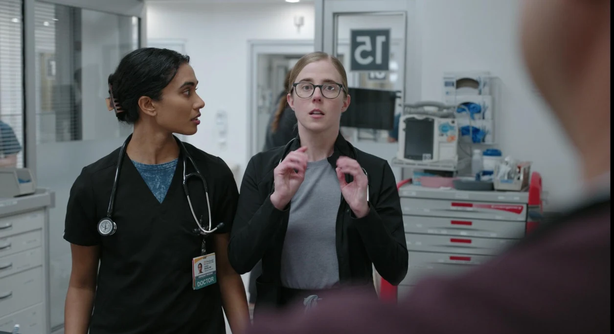 Supriya Ganesh i Taylor Dearden w serialu "The Pitt"