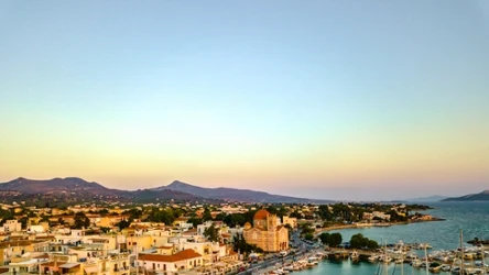 Grecka wyspa Egina leży blisko Aten, ale nie jest zatłoczona przez turystów. Wypoczywają tam głównie lokalsi 