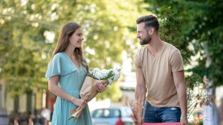 Odsunie krzesło, da kwiaty, odgadnie potrzeby partnerki szybciej, niż ona sama. Oto high effort boyfriend