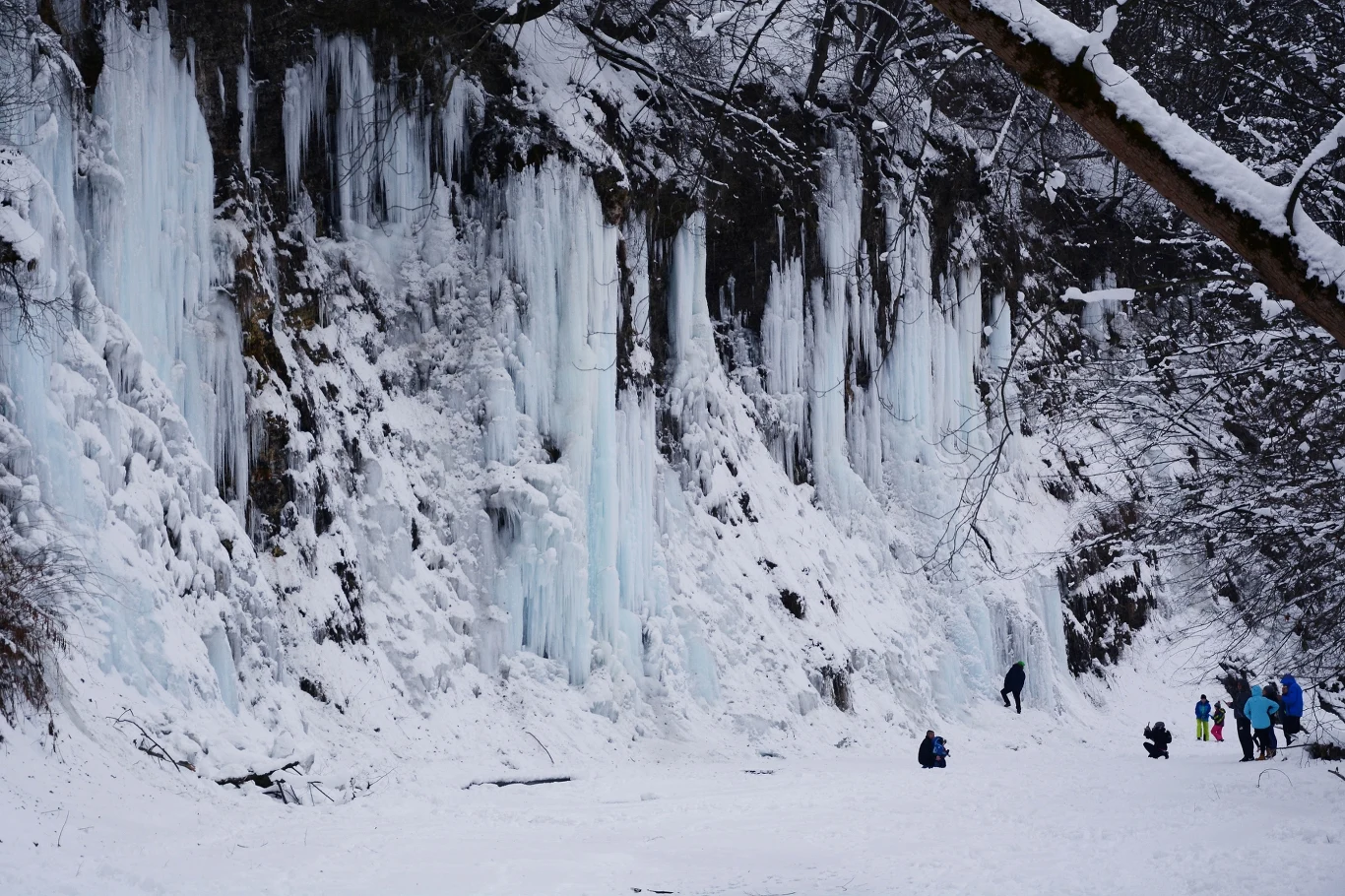 Lodospady w Rudawce Rymanowskiej każdej zimy przyciągają tłumy turystów