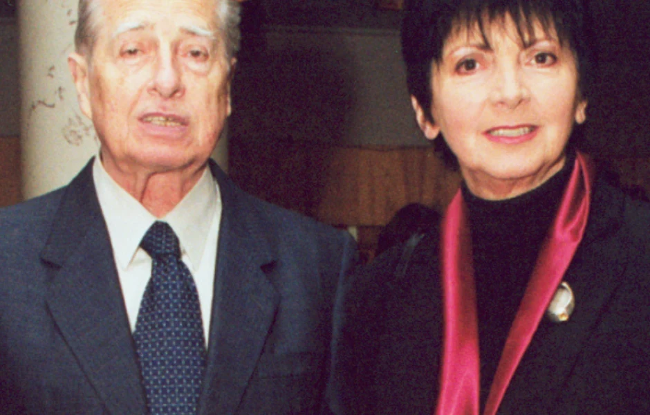 Lucjan Kydryński, Halina Kunicka Starszy mężczyzna w garniturze i kobieta z czarnymi włosami ubraną w elegancką marynarkę z ozdobną broszką, stoją obok siebie i patrzą wprost do obiektywu.