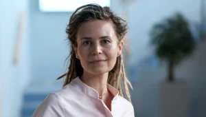 Kinga Lipska (Magdalena Kumorek) zadebiutuje w leśnogórskim szpitalu w nowej fryzurze