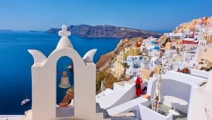 Widok na miasto Oia na wyspie Santorini ze starą dzwonnicą.