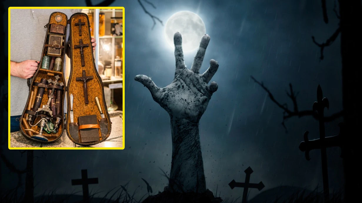 Autentyczny zestaw do polowania na wampiry z Polski. Ten unikat wystawiło Muzeum Medycyny Sądowej UMW Wyciągnięta z grobu zakrwawiona dłoń wznosi się w stronę księżyca w pełni, otoczona sylwetkami krzyży na cmentarzu. W lewym górnym rogu widoczna jest walizka z narzędziami do polowania na wampiry, zawierająca m.in. krzyże, fiolki i młotek.