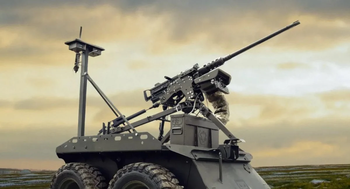 Bezzałogowy żołnierz armii Ukrainy. Zmiy Droid 12.7 gotowy na front Nowoczesny bezzałogowy pojazd wojskowy wyposażony w zamontowany karabin maszynowy, czujniki oraz kamerę, ustawiony na otwartej przestrzeni na tle pochmurnego nieba.