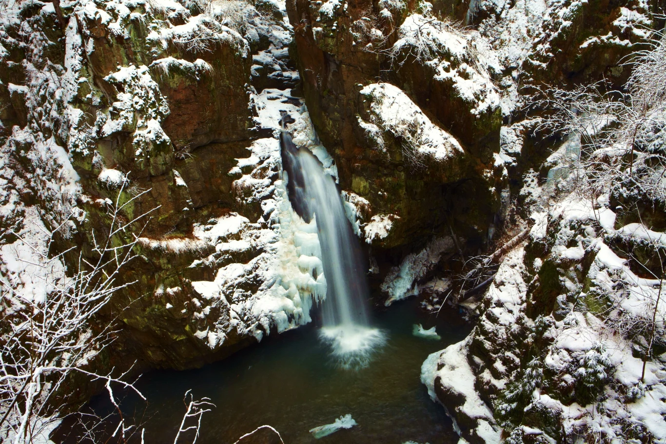 Wodospad Wilczki to jedna z większych atrakcji w okolicy, która zachwyca w zimowej odsłonie Wodospad Wilczki to jedna z większych atrakcji w okolicy, która zachwyca w zimowej odsłonie