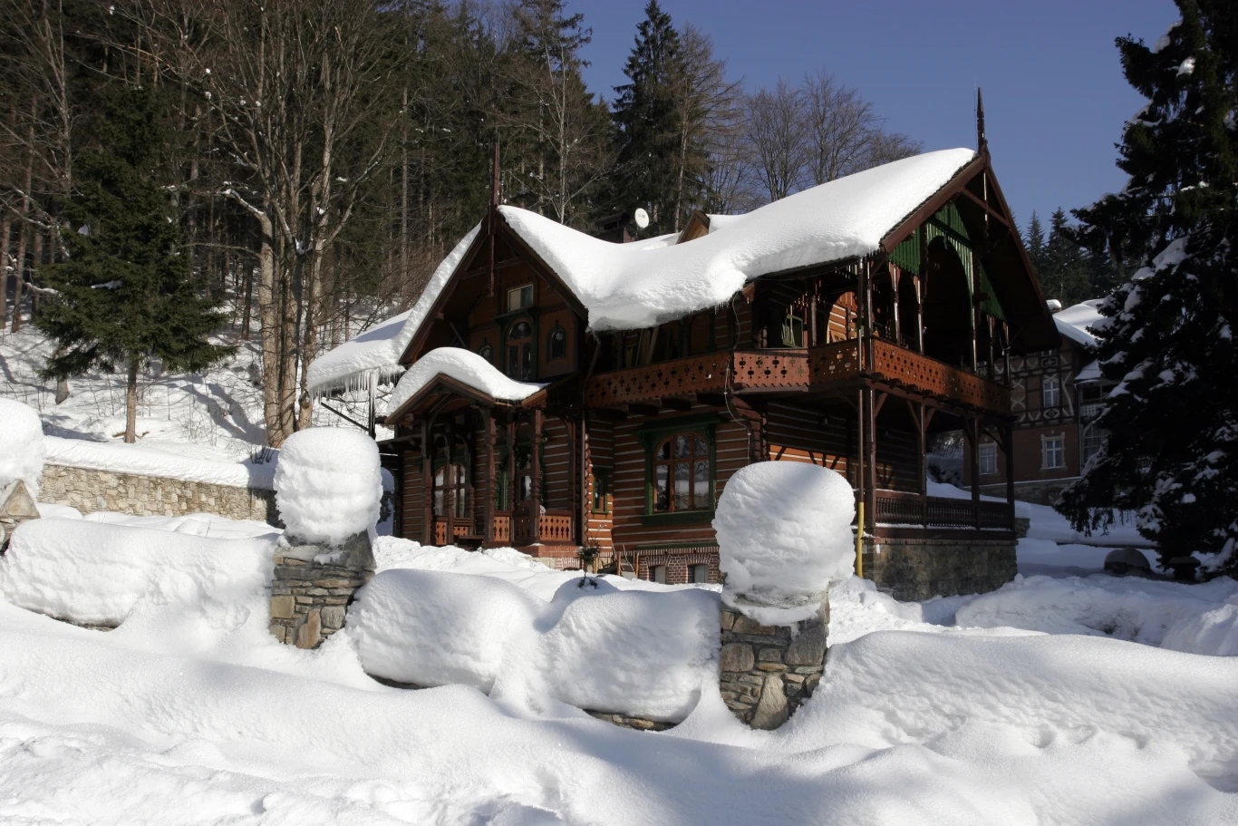 Przepiękna zabudowa w stylu tyrolskim zachwyca w Międzygórzu, zwłaszcza w połączeniu z zimową scenerią Przepiękna zabudowa w stylu tyrolskim zachwyca w Międzygórzu, zwłaszcza w połączeniu z zimową scenerią