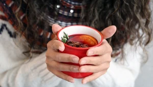 Nie tylko herbata z sokiem malinowym. Ten napar też warto pić w mroźne dni