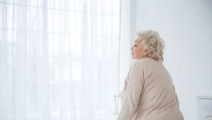 Seniorze, wstajesz na długo przed budzikiem? Sprawdź, co to oznacza