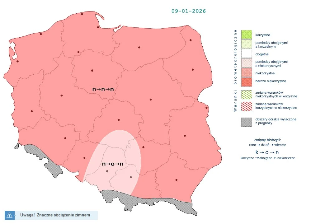 Kolorowa mapa Polski z zaznaczonymi różnymi strefami oceny warunków biometeorologicznych na 9 stycznia 2026 roku. Większość kraju objęta jest strefą niekorzystnych warunków, szczególnie dla osób wrażliwych na zmiany pogody, z wyróżnionym obszarem połud...