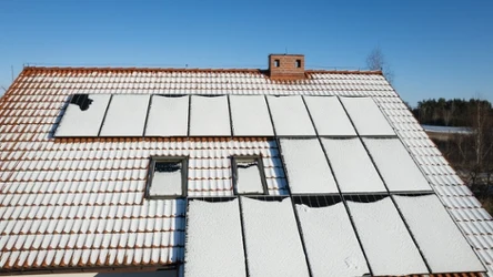 Odśnieżanie fotowoltaiki. Kiedy warto pozbyć się pokrywy?