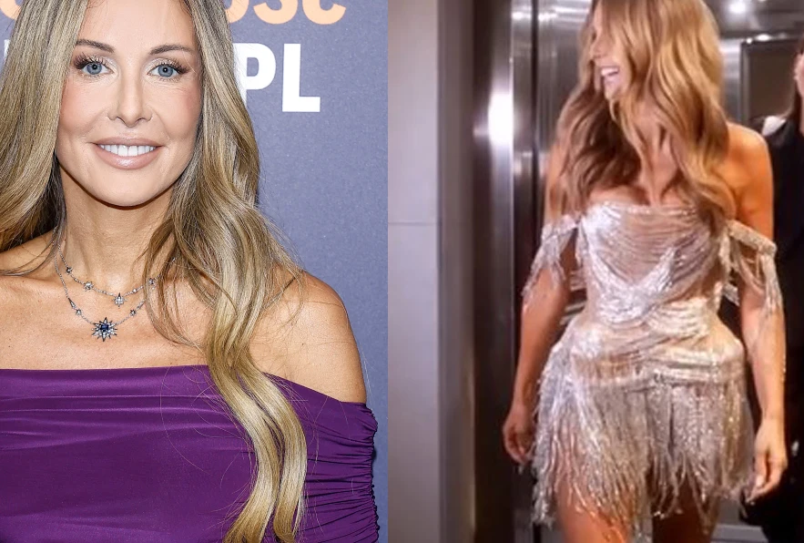 Dwie kobiety o długich, blond włosach. Po lewej kobieta w fioletowej sukience z ozdobnym naszyjnikiem, uśmiechnięta na tle tablicy. Po prawej kobieta ubrana w krótką, srebrzystą sukienkę z frędzlami, stojąca w windzie i patrząca w bok.