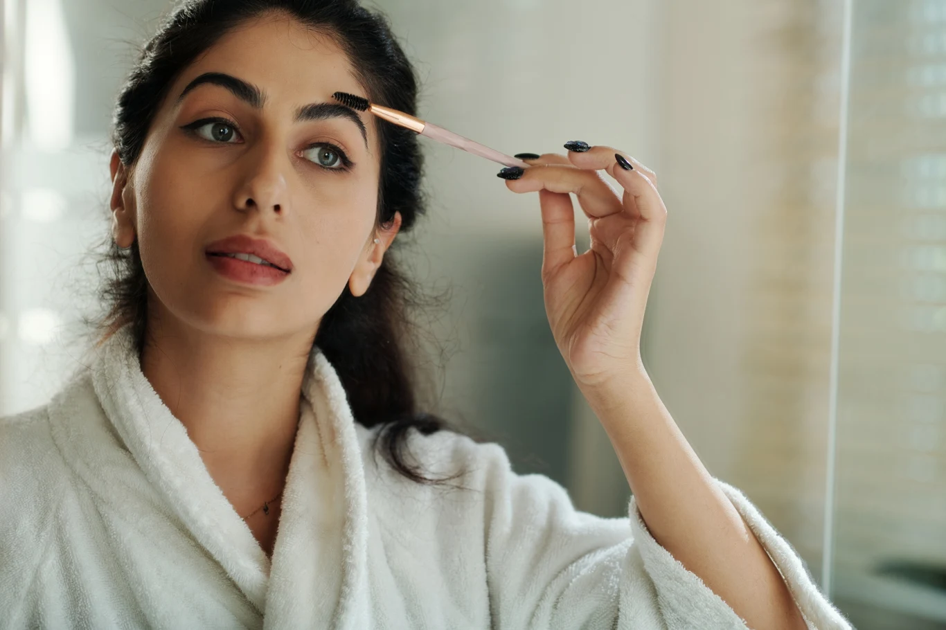 Jak przyciemnić brwi domowym sposobem? Spróbuj zamiast henny