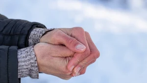 Wciąż marzną ci dłonie? Zrób to, nim włożysz rękawiczki, a poczujesz różnicę