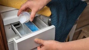 Mało kto zwraca uwagę na klapkę w szufladzie pralki, co skutkuje nie dopieraniem się ubrań