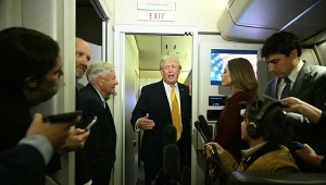 Donald Trump w rozmowie z dziennikarzami na pokładzie Air Force One