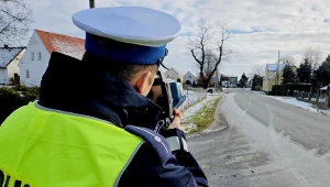 Kontrola prędkości wykazała, że 80-letni kierowca jechał z prędkością 102 km/h w obszarze zabudowanym. 