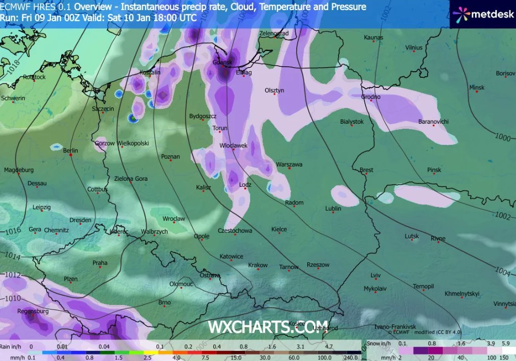 Mapa Europy Wschodniej z naniesionymi poziomami opadów, zachmurzenia, temperatury oraz ciśnienia. Różowe i fioletowe obszary wskazują na intensywniejsze opady, szczególnie nad północną Polską i wschodnią Rosją. Oznaczenia miast oraz granic państw są wi...