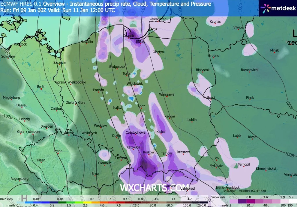 Prognoza pogody dla Polski przedstawiająca opady atmosferyczne i zachmurzenie. Widoczne są obszary o różnej intensywności opadów, oznaczone kolorami od fioletowego po różowy, oraz główne miasta i granice państw europejskich.