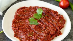 Pikantna, marokańska pasta harissa świetnie podkreśla smak mięs