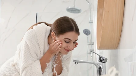 Codzienne, poranne mycie twarzy wydaje się czymś oczywistym, jednak niekoniecznie jest zdrowe dla skóry. Jak o nią zadbać, by była piękna?
