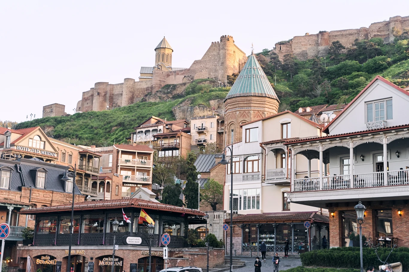 Gruzja jest coraz popularniejsza wśród turystów. Najczęściej przybywają oni do Tbilisi, ale kraj ten jest pełen pięknych zakątków.