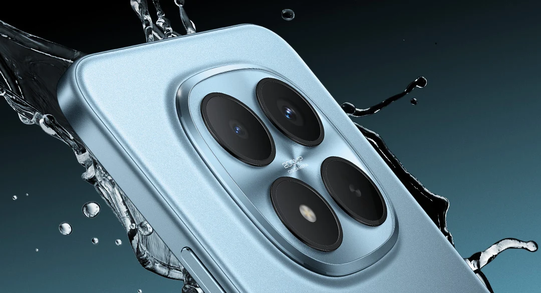 Nowoczesny smartfon w kolorze jasnoniebieskim z czterema dużymi obiektywami aparatu, podkreślony efekt rozprysku wody akcentujący wodoodporność urządzenia.