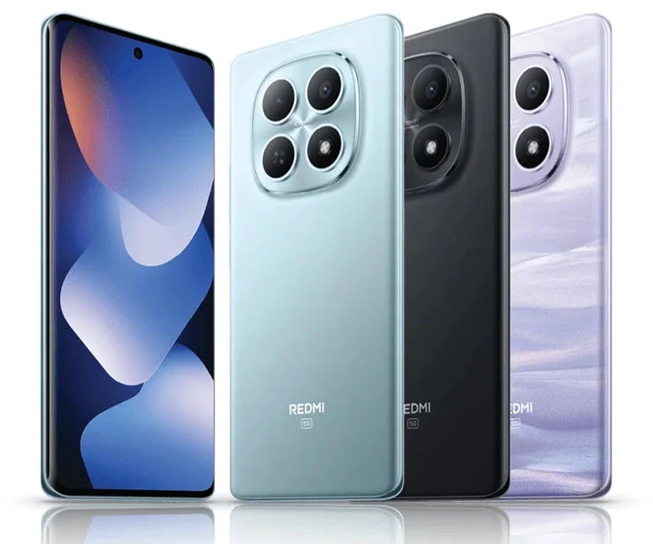 Nowoczesne smartfony Redmi w trzech wariantach kolorystycznych, ustawione obok siebie z widocznym ekranem oraz charakterystyczną wyspą aparatów fotograficznych z czterema obiektywami.