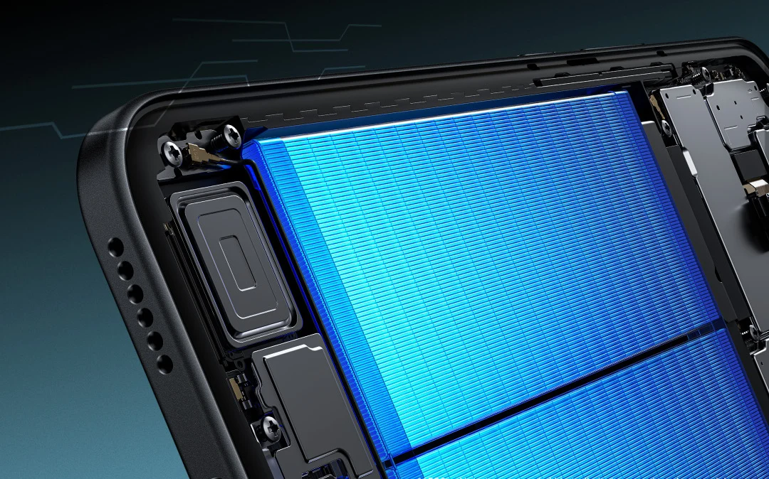 Fragment telefonu komórkowego z widoczną dużą niebieską baterią litowo-jonową oraz szczegółami wnętrza obudowy i podzespołów elektronicznych.