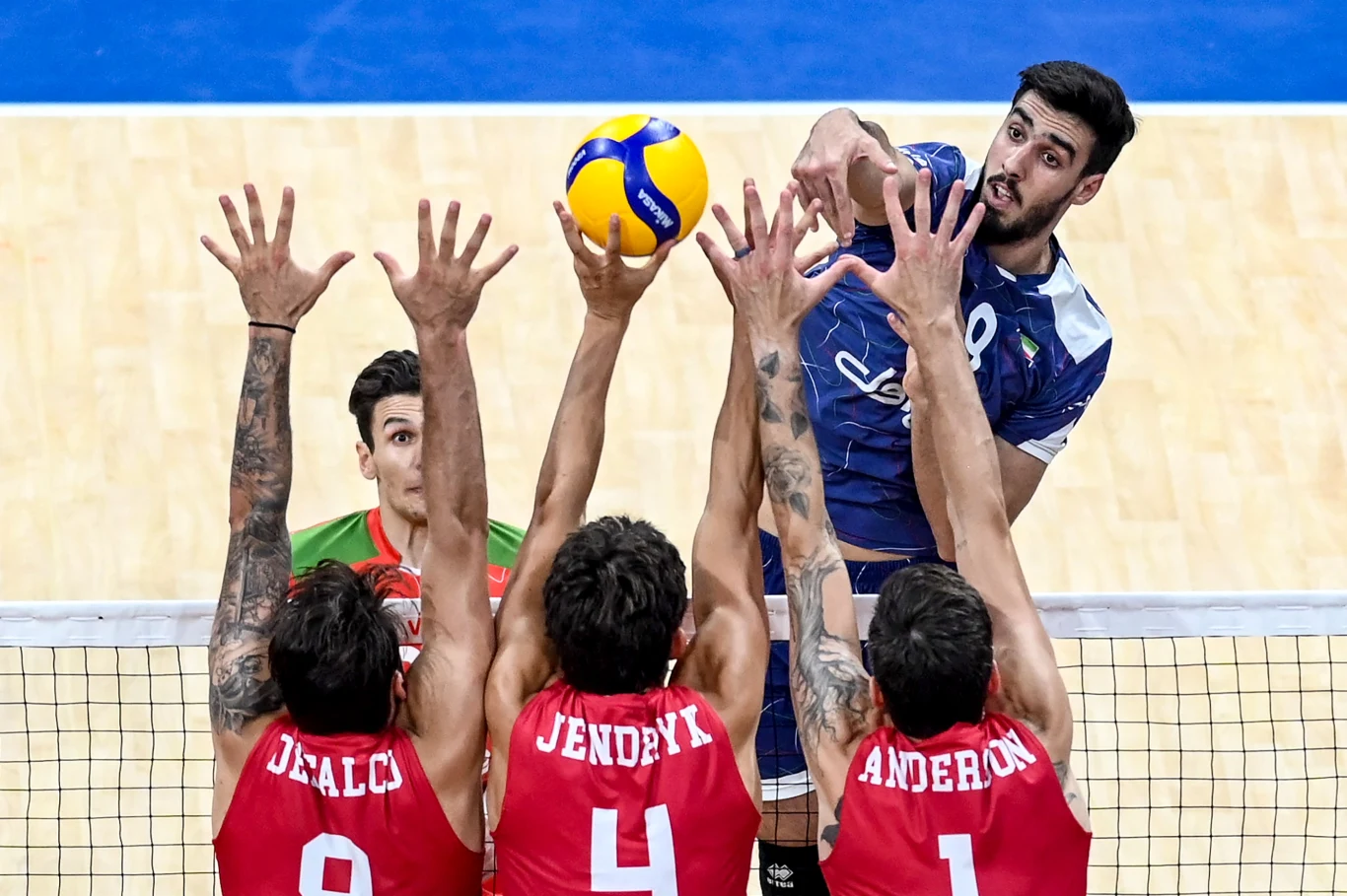 Poriya Hossein Khanzadeh atakuje piłkę