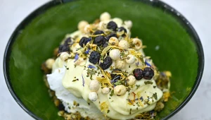 Zabaione z pieczonymi śliwkami i makową kruszonką. Włoski klasyk w nowoczesnej odsłonie