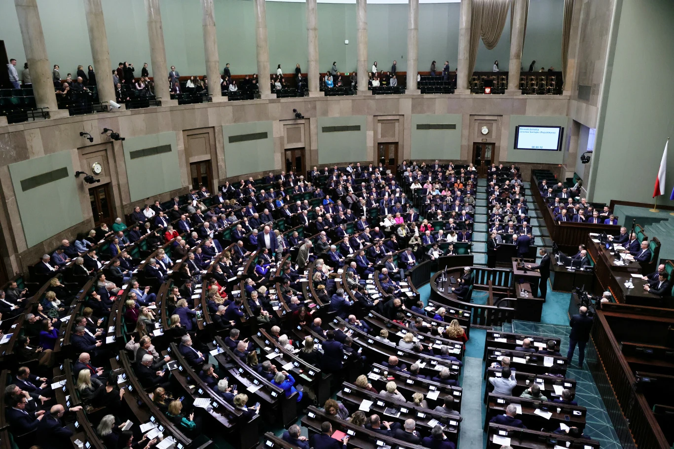 Sejm przegłosował zmiany w systemie kaucyjnym Sala plenarna zapełniona parlamentarzystami podczas obrad, rozmieszczonymi na półokrągłych ławach, w tle polska flaga oraz trybuna, liczne postacie skupione na wystąpieniach i pracy legislacyjnej.