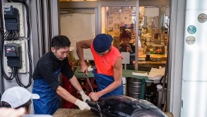 Handlarze na targu rybnym Toyosu w Tokio